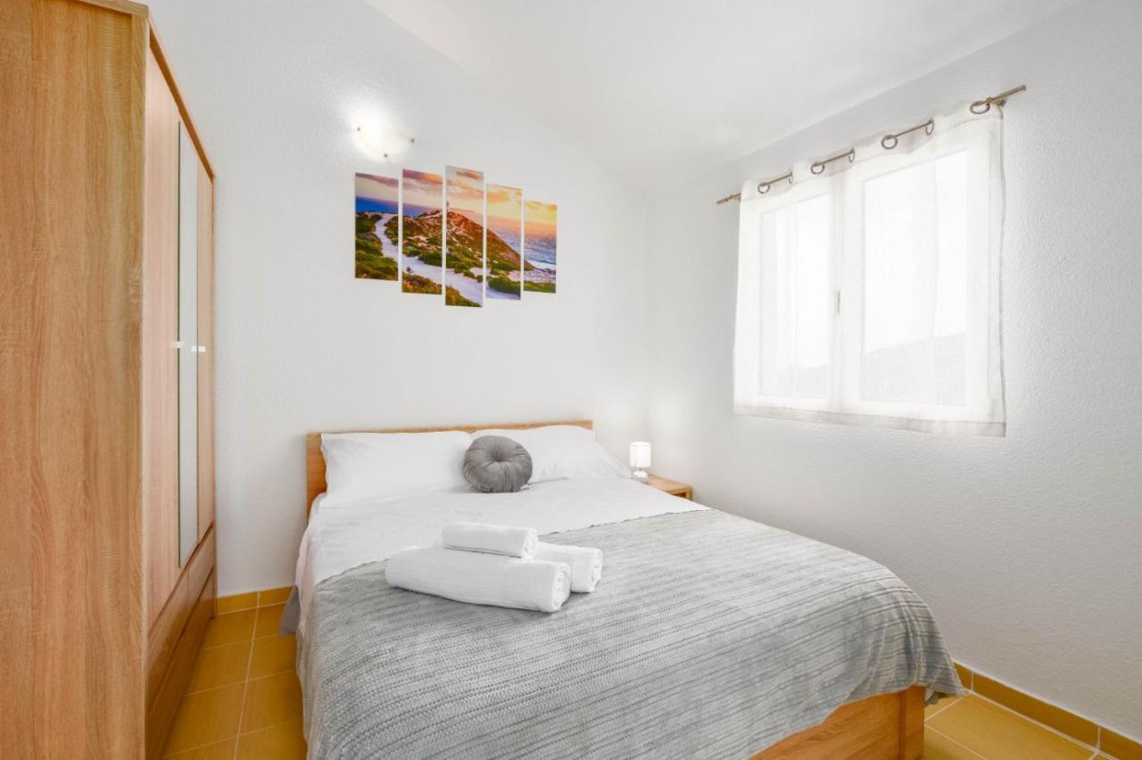 Holiday Home Drvenik 小德尔韦尼克岛 外观 照片